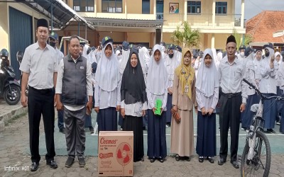 PENYERAHAN REWARD KEPADA SISWA BERPRESTASI PPDB TAHUN PELAJARAN 2022/2023